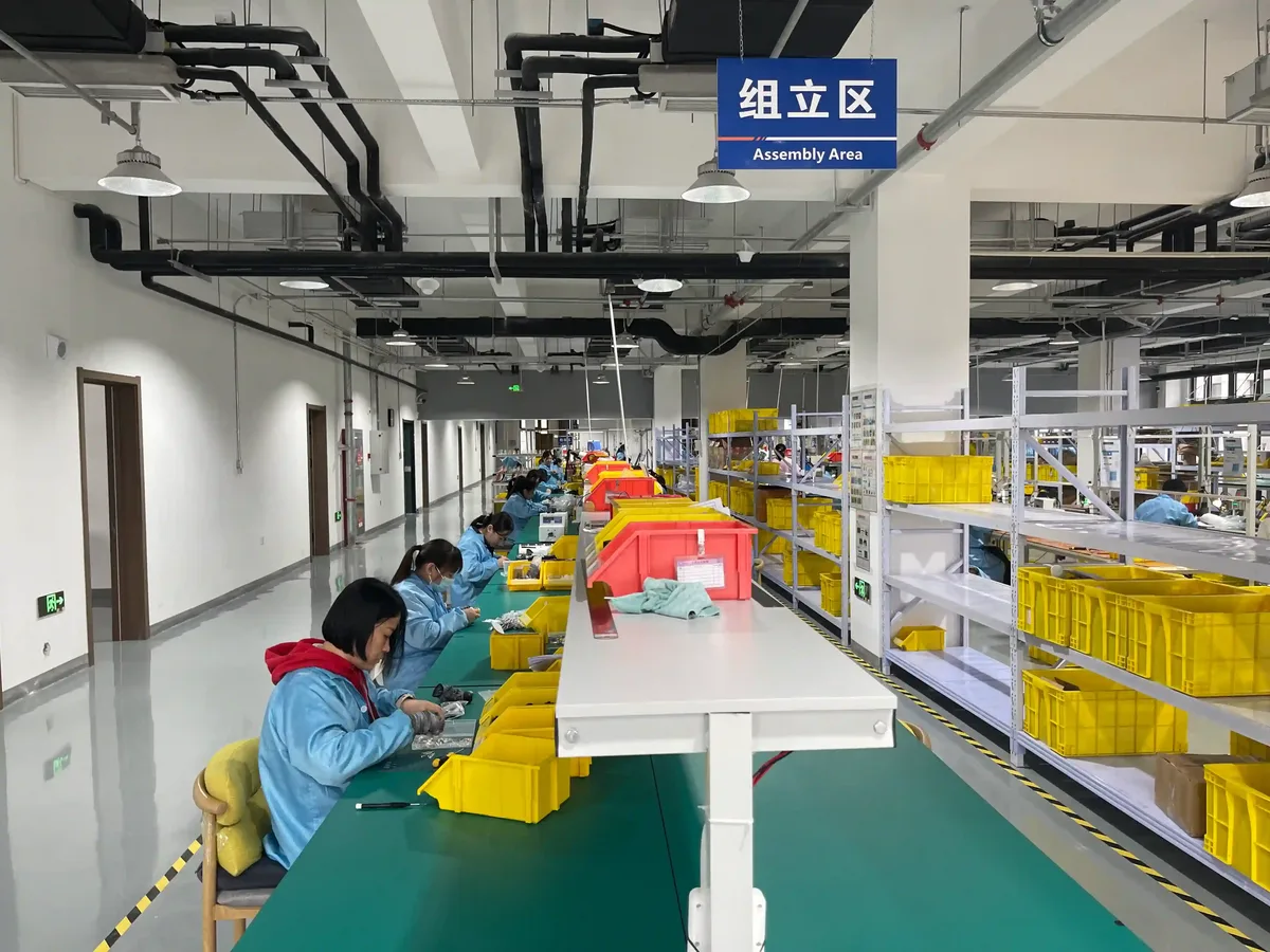 Wire harness assembly area (组立区) at the Shijiazhuang Cloom Tech factory