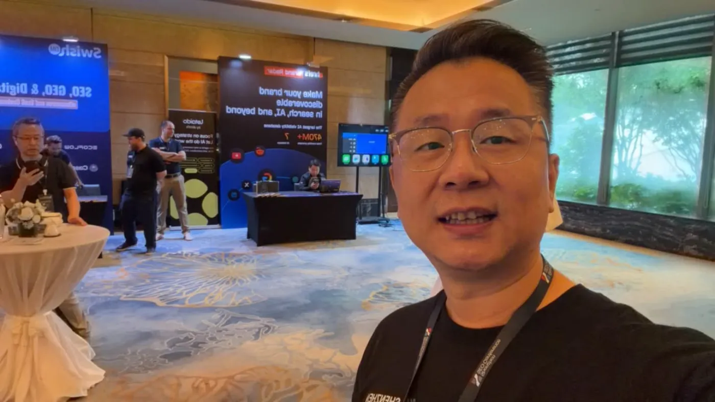 Hommer Zhao at the Shenzhen SEO Conference